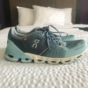 On “Cloudflyer” Running shoes